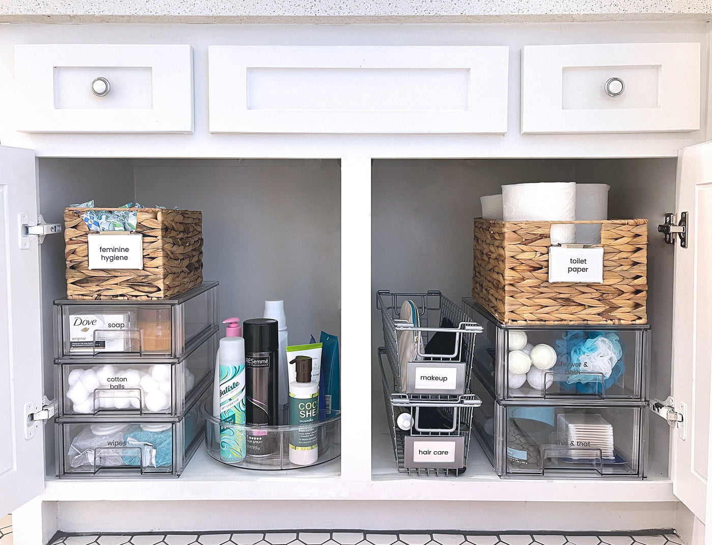 Baskets to organize a bathroom